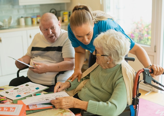 Aide-soignante du SSIAD accompagnant une personne âgée à domicile